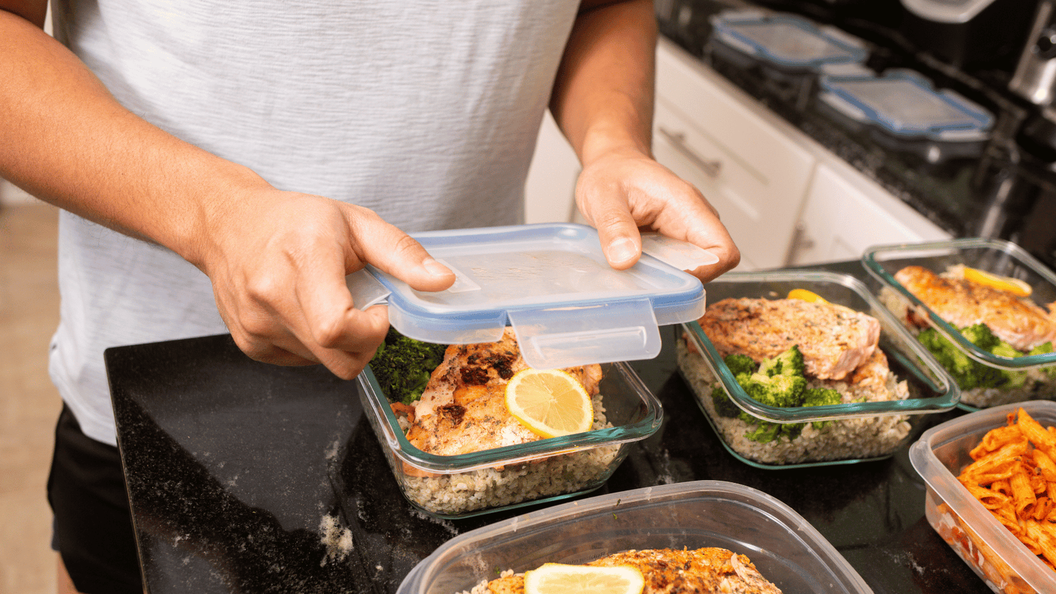 🍽️ How to Stay in a Calorie Deficit Without Counting Calories